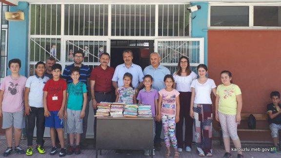 ADÜ- Sınıf Öğretmenliği Bölümü ve Yard. Doç Gülnur AYDIN tarafından İlçemize teslim edilen hikaye kitapları Ulukonak İlk/Ortaokuluna teslim edildi